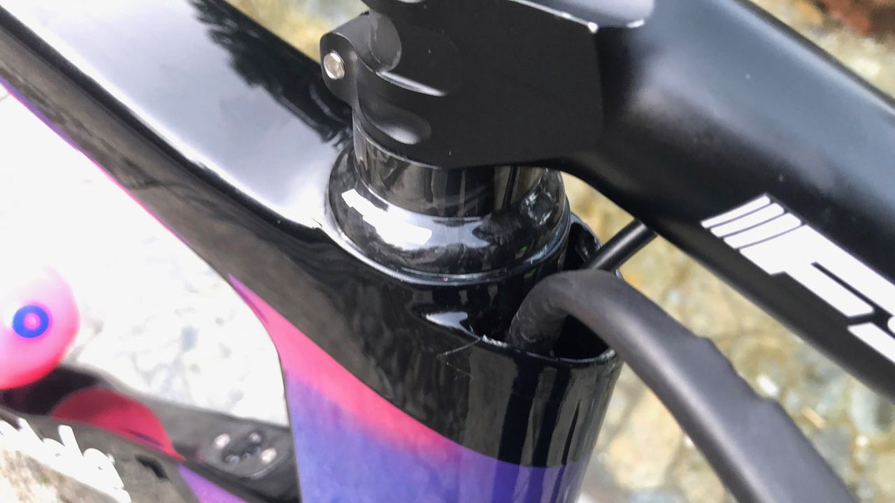 Internal cable routing enters the head tube through a small opening