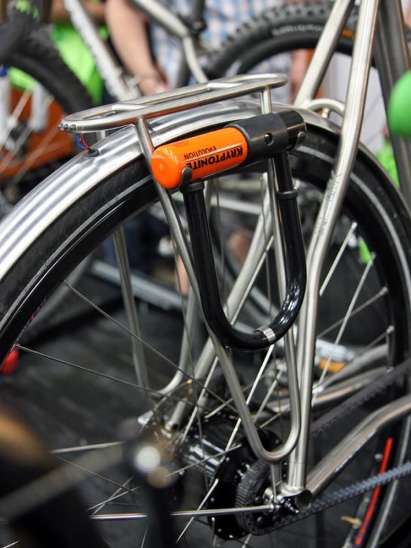 The rear rack on this Vertigo townie doesn't seem to serve much purpose aside from holding the mini U-lock in the dedicated cradle.