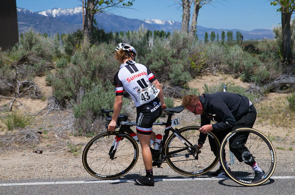 Rear wheel change for Leah Kirchmann (Team Sunweb)