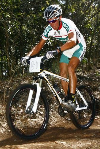 Emanuel Valencia (Mexico) races toward second place.
