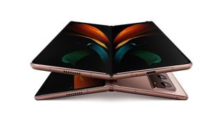 Samsung Galaxy Z Fold 2 taittuu keskeltä