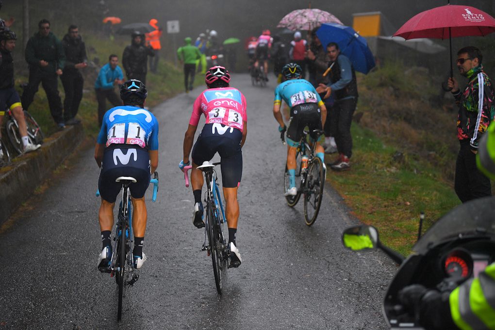 Richard Carapaz and teammates chase Vincenzo Nibali during stage 16 at the Giro