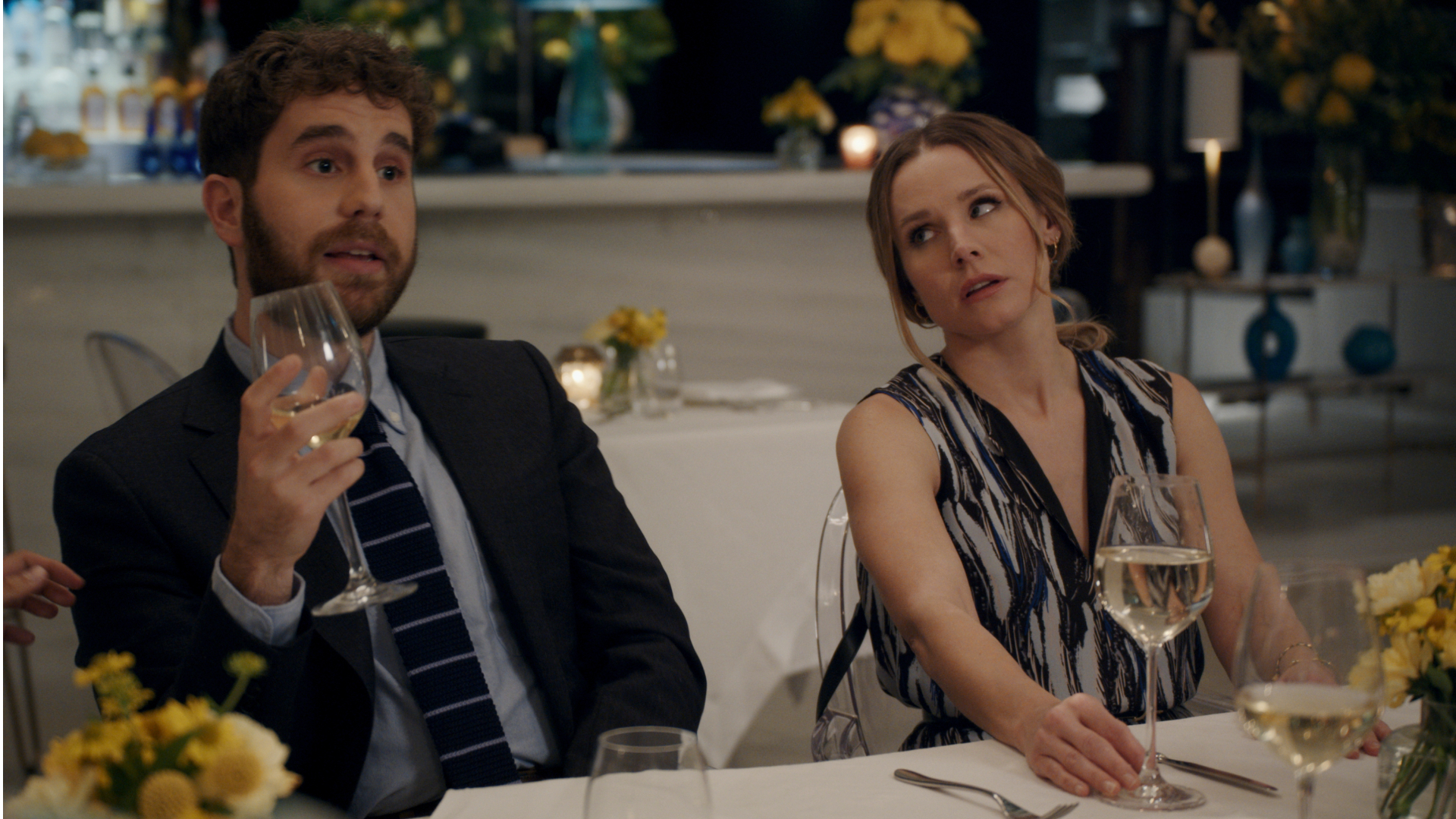Ben Platt und Kristen Bell in „Die Menschen, die wir bei der Hochzeit hassen“.