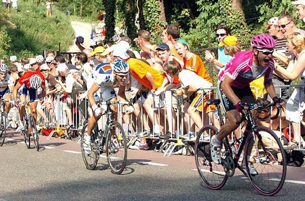 Matthias Kessler (T-Mobile) gives it gas with Gilbert on his wheel