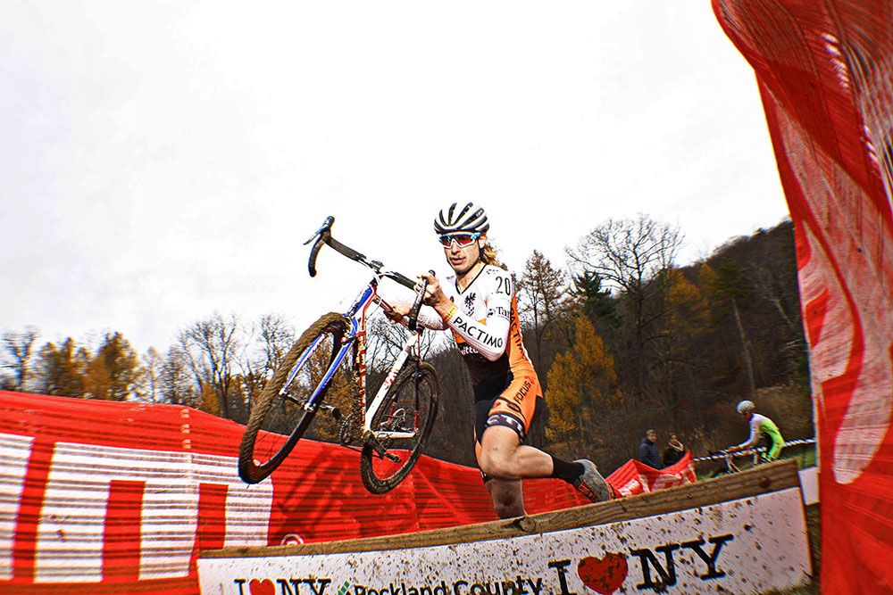 Scott Smith (Jam/NCC/Vittoria) demonstrates good form for barrier hopping.