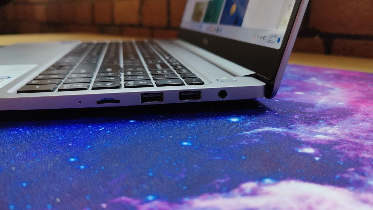 Tecno Megabook T1- view of ports on right side of laptop.