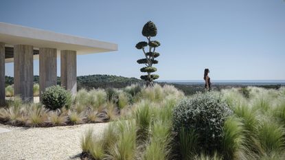 Villa ENSO by ARK Architects in Sotogrande, a luxurious villa with concrete and stone surfaces and swimming pools