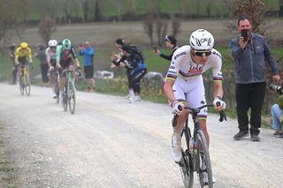 Strade Bianche Men LIVE - Tadej Pogačar attacks 80km from the finish in search of record-breaking fourth victory 