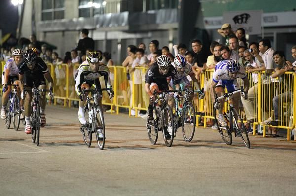 Attacks fly in the closing laps of the criterium in Singapore