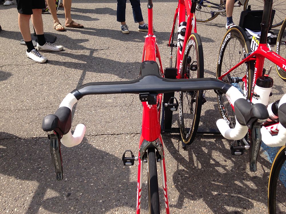The one-piece, aero-shaped carbon bar and stem on Mollema's Trek
