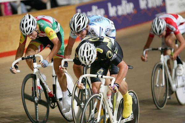 Aggressive racing in the men's U19 scratch race, won by Luke Ockerby of Tasmania.