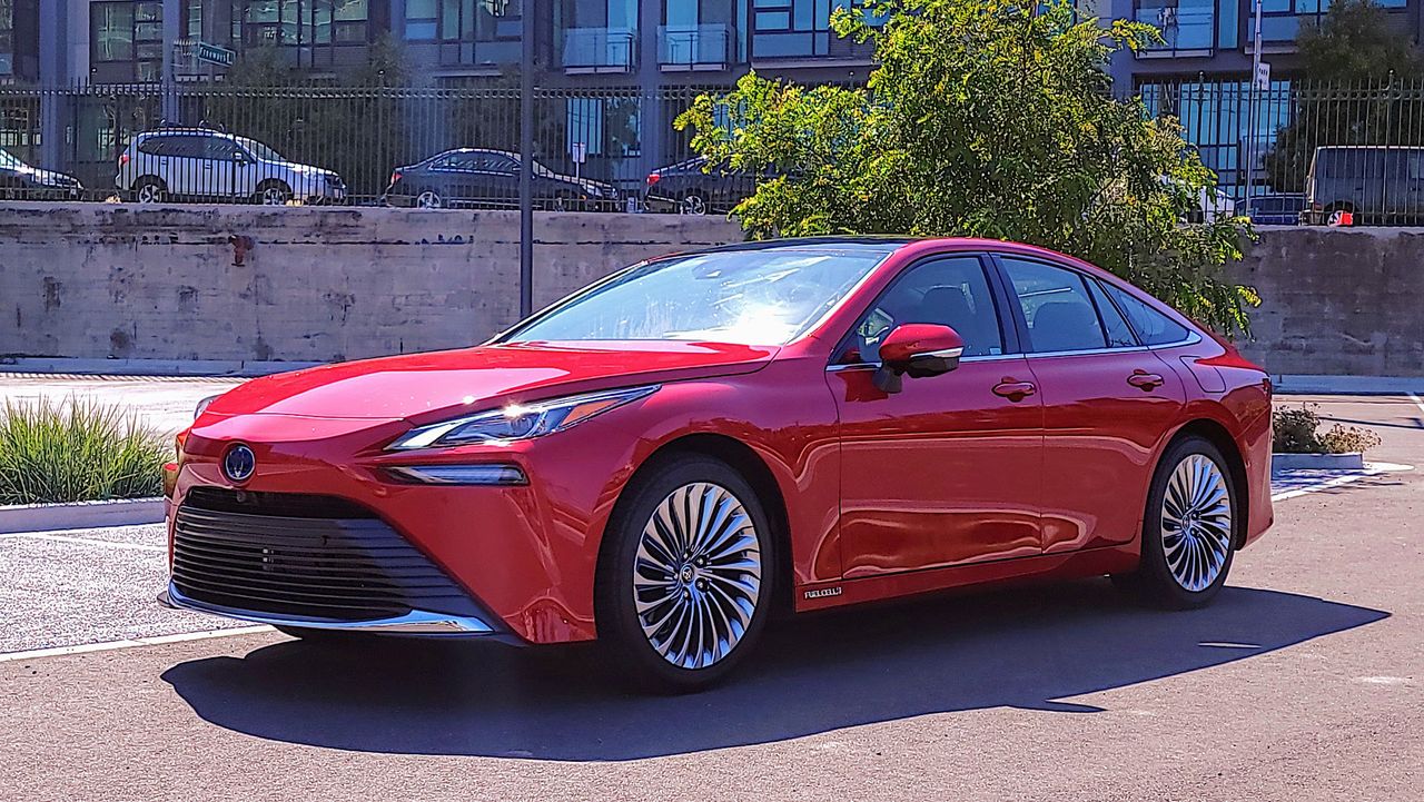 Front view, at an angle, of Toyota Mirai (2021)