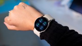Selecting a workout on the Samsung Galaxy Watch 6