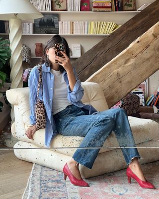 Woman in jeans and leopard bag.