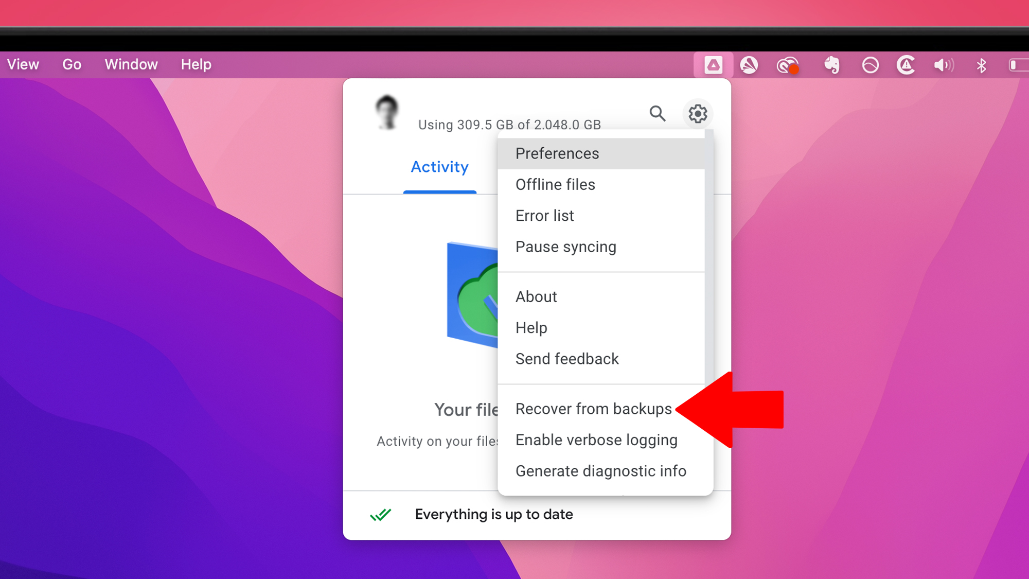صفحه لپ‌تاپ روی پس‌زمینه صورتی که گزینه بازیابی Google Drive از منوی پشتیبان را نشان می‌دهد