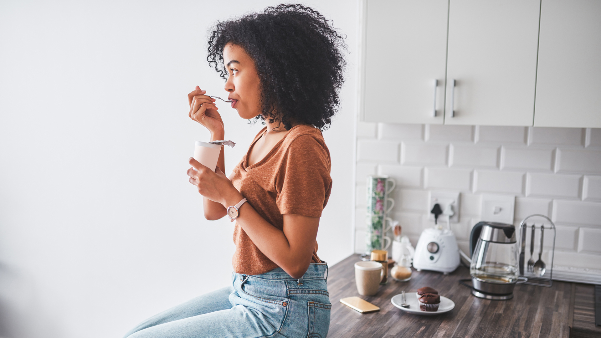 woman eating a probiotic yogurt to lose weight