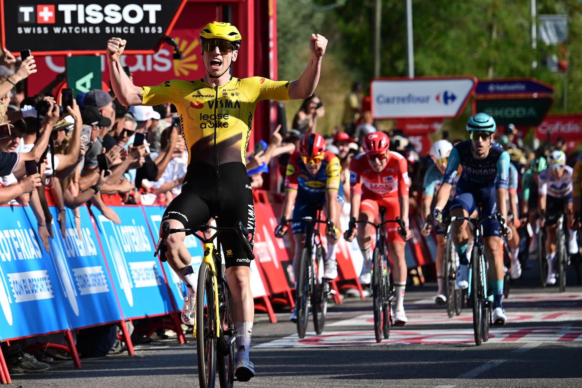 Vuelta a España: Powerful sprint nets Matthew Brennan stage 2 victory as Tadej Pogačar fends off attacks to keep leader's jersey