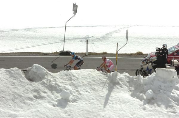 Hesjedal leads Rodriguez through the snow on the Stelvio