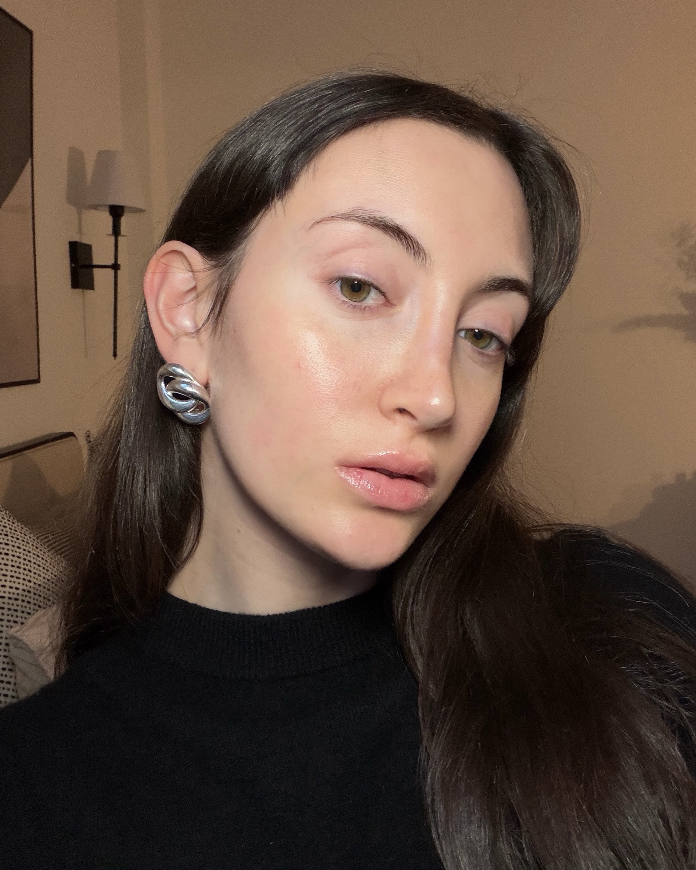 An image of Who What Wear associate beauty editor Alyssa Brascia wearing bronzing drops.