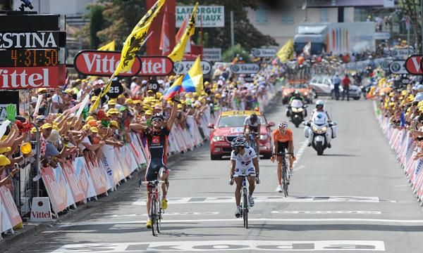 Luis Le&oacute;n S&aacute;nchez (Caisse d'Epargne) wins stage eight in Saint-Girons.