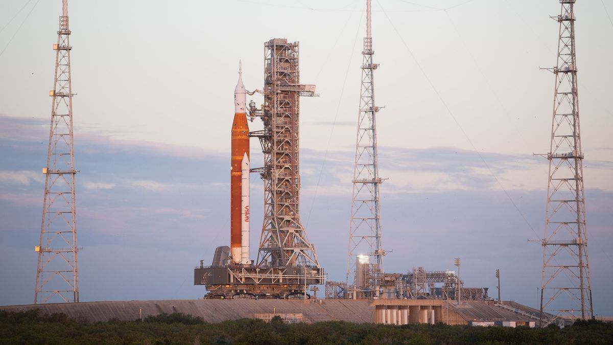 NASA&#039;s Artemis 1 stack sits atop Launch Pad 39B at the Kennedy Space Center on Nov. 4, 2022.