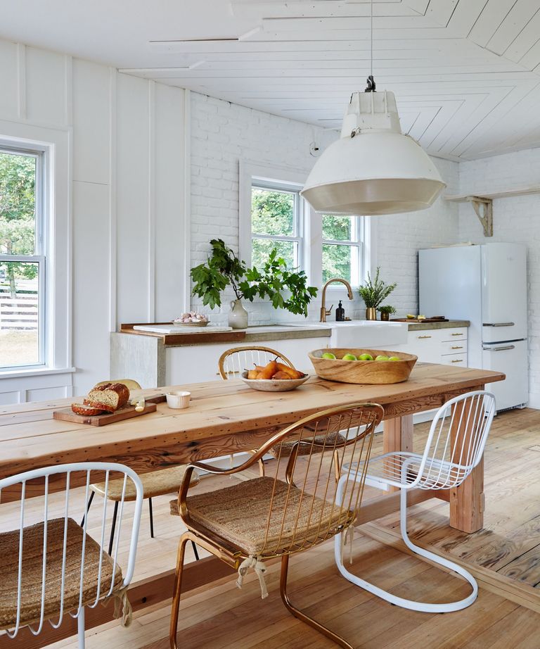 What's the difference between rustic and farmhouse design styles