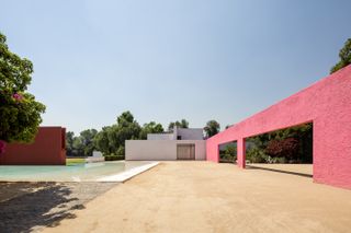 La Cuadra by barragan and its pink walls and water as it transforms into fondation fernardo romero