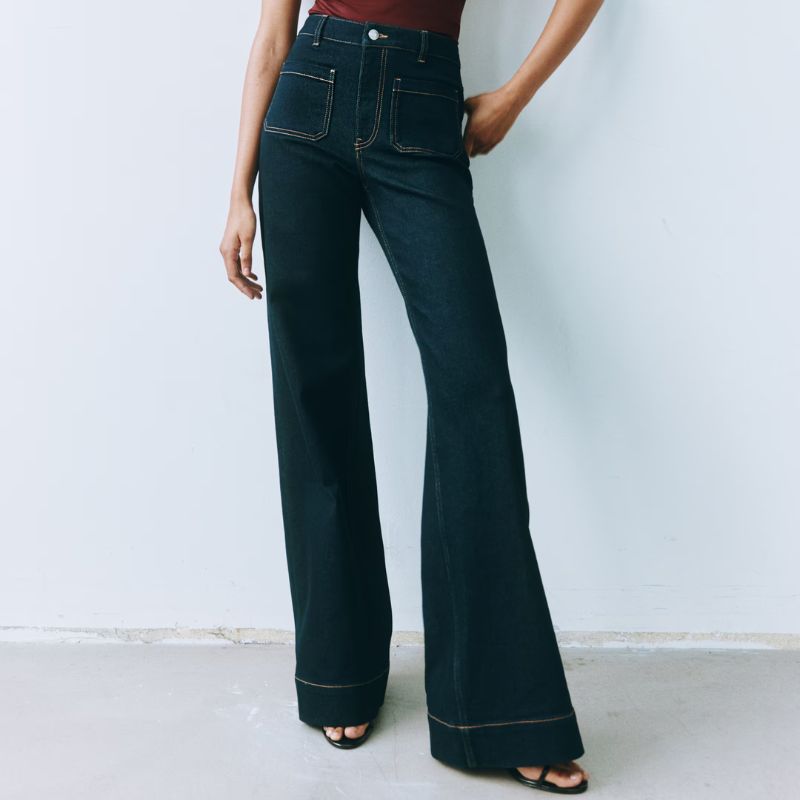 Wide High Jeans on model 