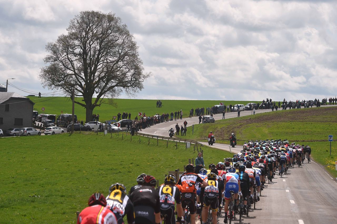 The peloton's pace starts to up