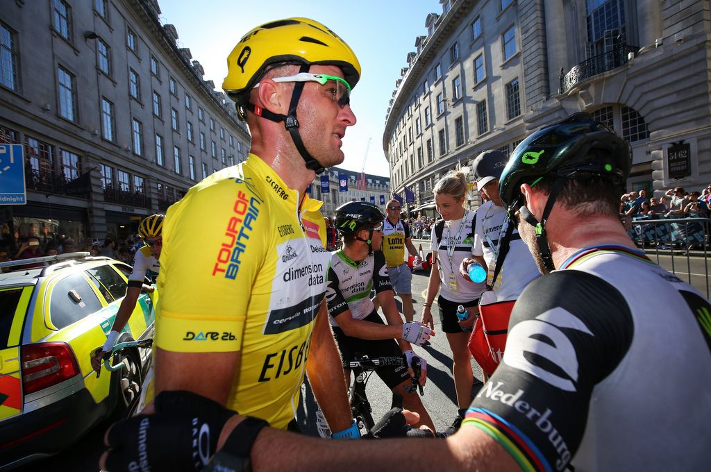 Steve Cummings and Dimension Data celebrate post-stage