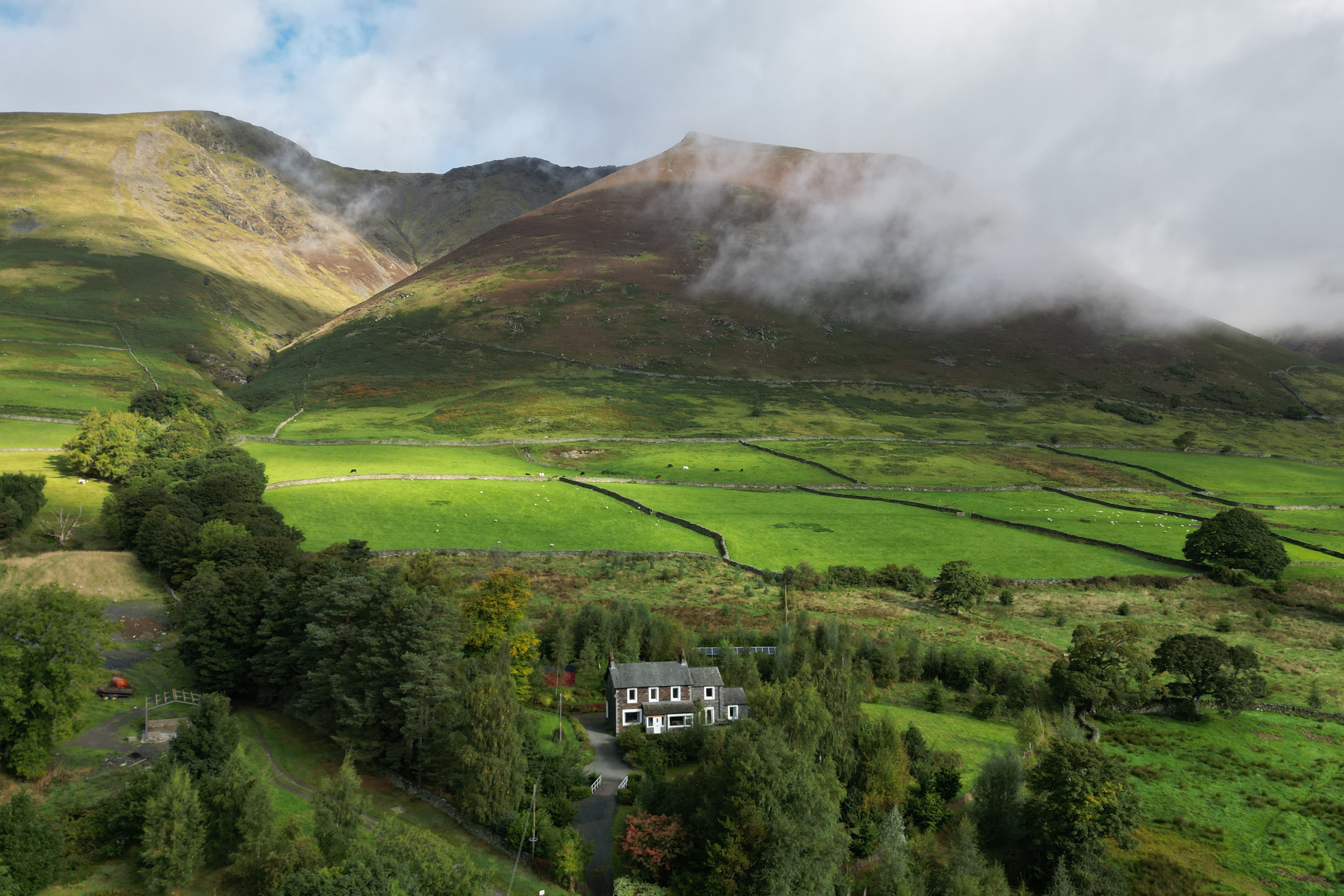 Ein Haus auf einem Hügel im Lake District