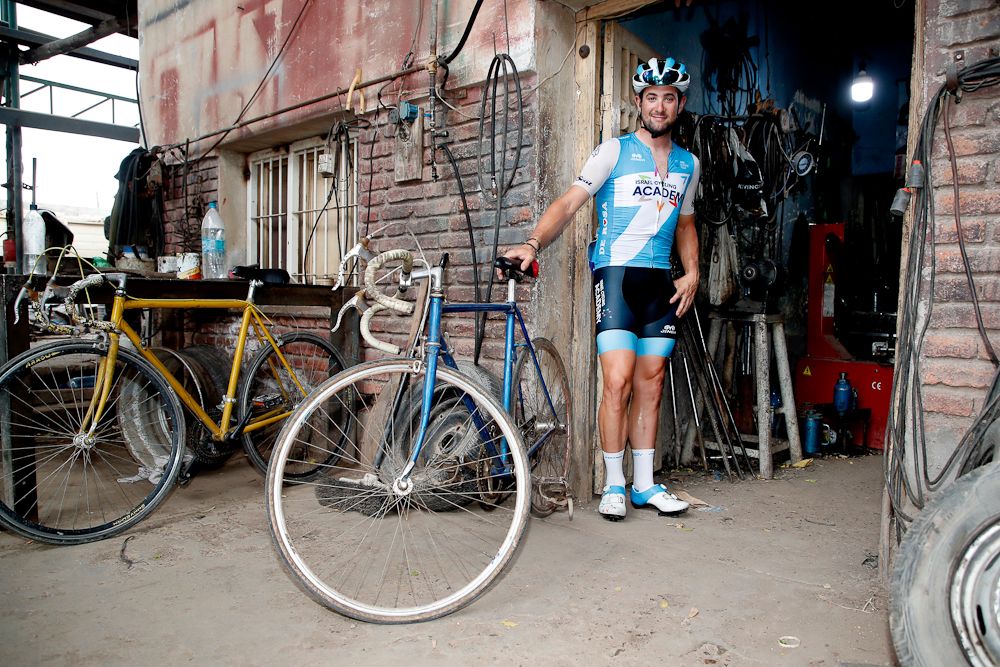 Riccardo Minali (Israel Cycling Academy) checks out a vintage machine at a bike shop in San Juan
