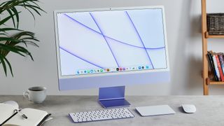 Apple iMac 24 tum M1 (2021) i blått på ett skrivbord.