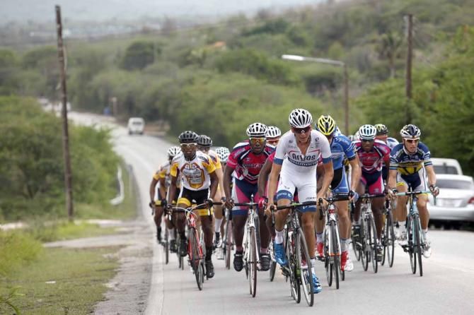 Barguil leads on a rise