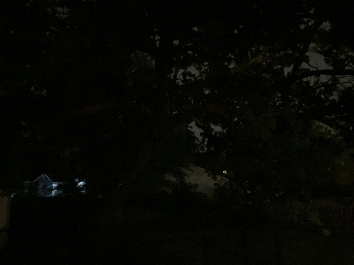 iPhone SE 2022 Low light.