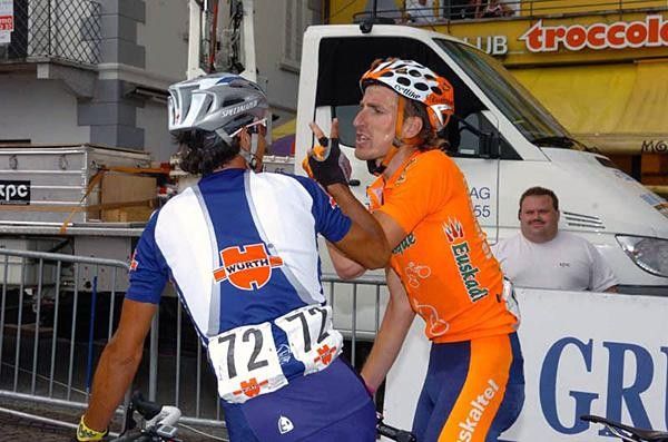 Giampaolo Caruso (Wurth) and Jose Zubeldia have a chat