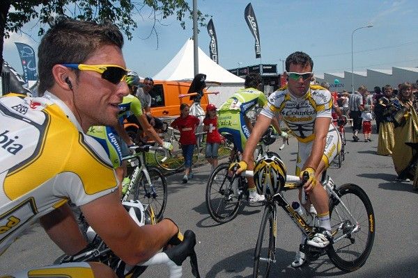 Columbia-Highroad riders Bernhard Eisel (l) and Mark Cavendish before the start. Their teammate Michael Albasini won the day's stage.