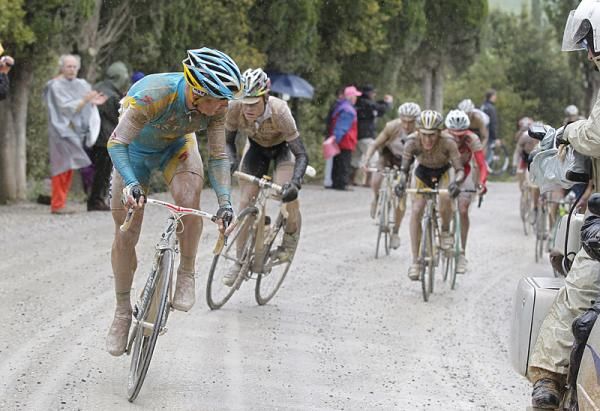 Alexandre Vinokourov (Astana) checks back over his shoulder to see who wants to go with him.