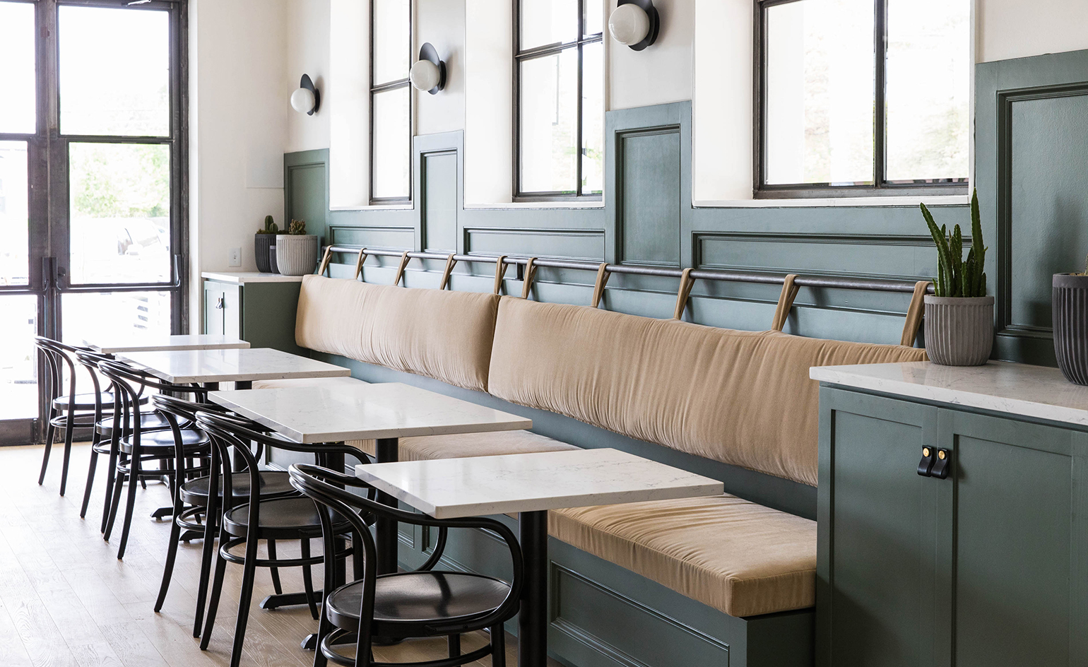 Wall seating at Hank's, Austin, USA