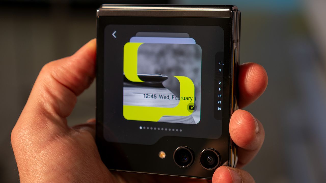 Using the cover display on the Samsung Galaxy Z Flip 5