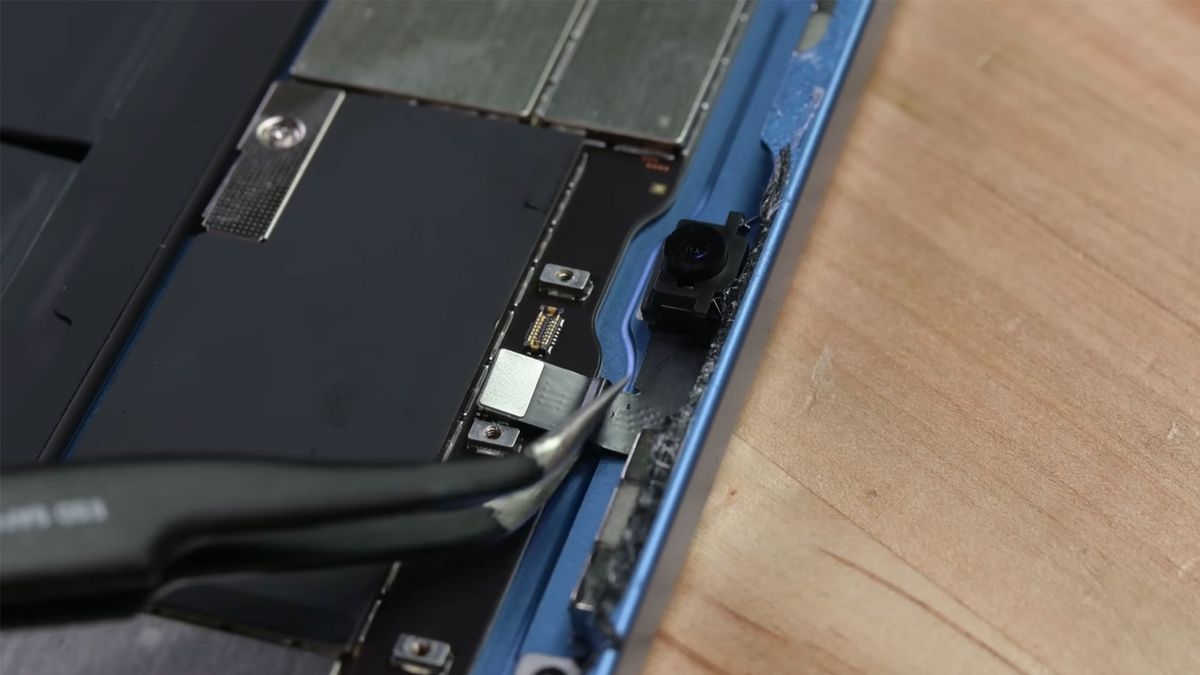 A screengrab of the iFixit iPad 10 teardown