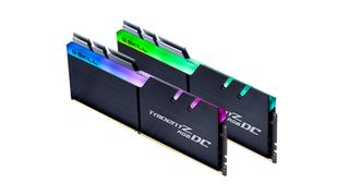 To G.Skill Trident Z RGB DC mot hvit bakgrunn