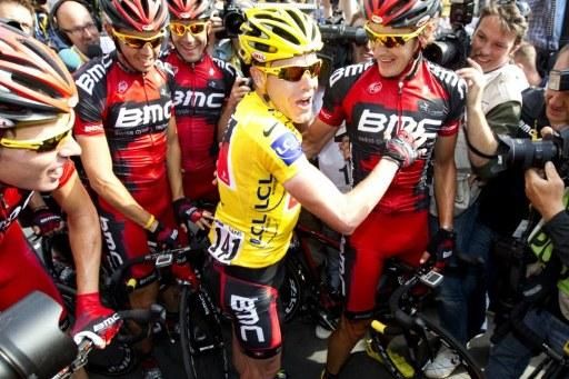 Cadel Evans (BMC) surrounded by teammates