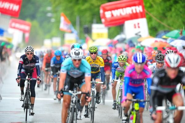 Rui Costa (Movistar) finishes in the lead group