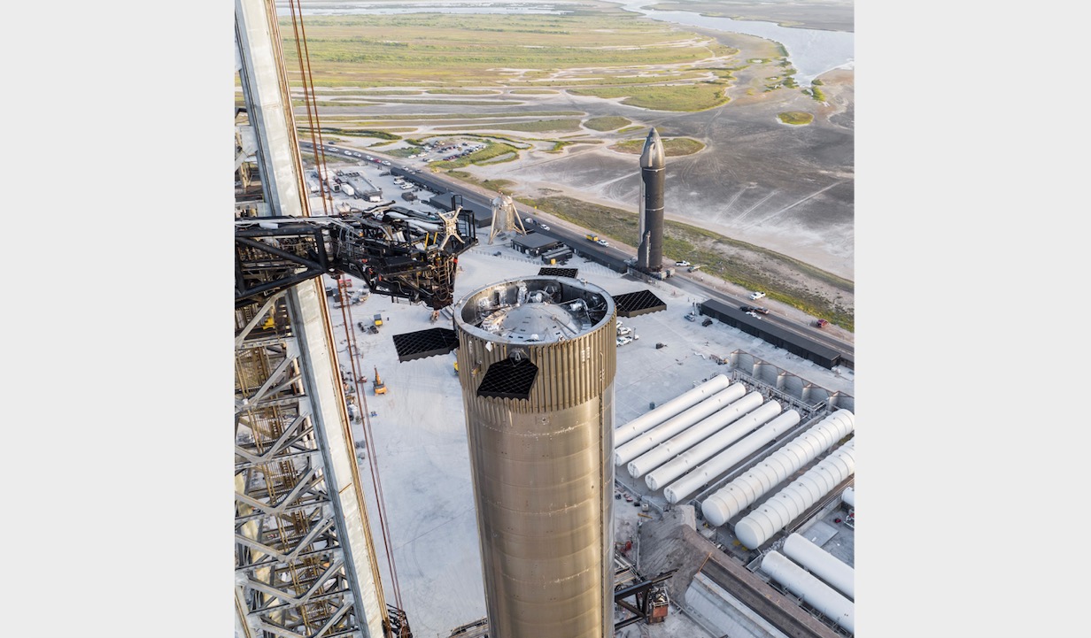 تُظهر هذه الصورة ، التي نشرتها SpaceX على Twitter في 6 يوليو 2022 ، السفينة 24 وهي تتجه نحو منصة الإطلاق مع Super Heavy المعروفة باسم Booster 7 في المقدمة.