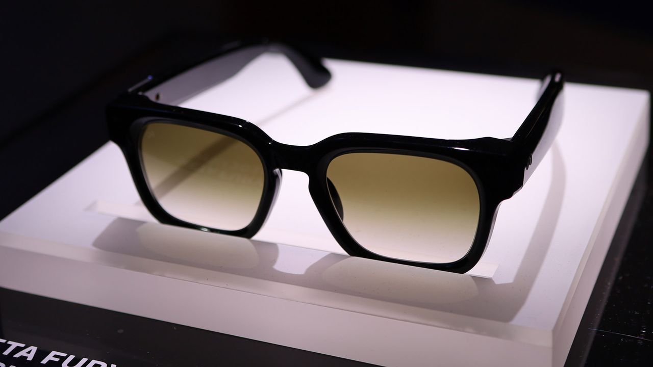 Meta Essilor Luxottica AI Glasses