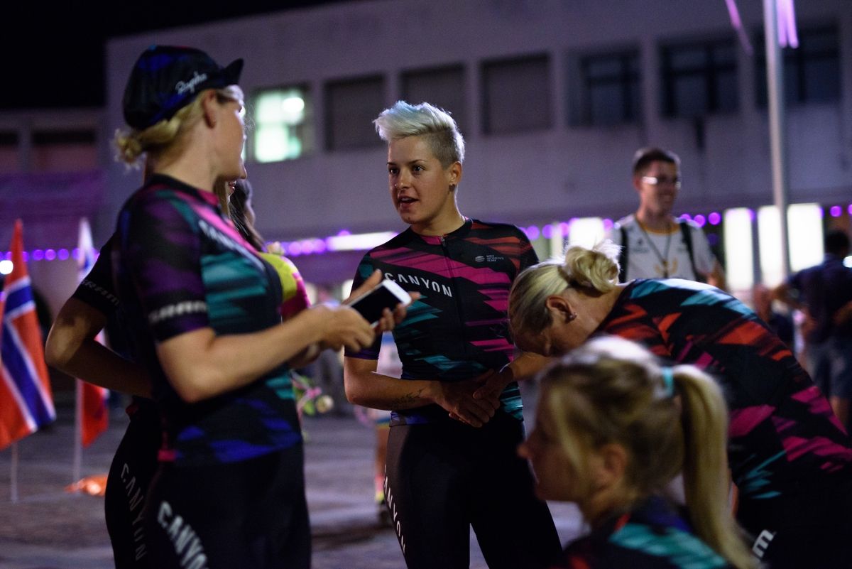 Barbara Guarischi chatting with her Canyon-SRAM teammates