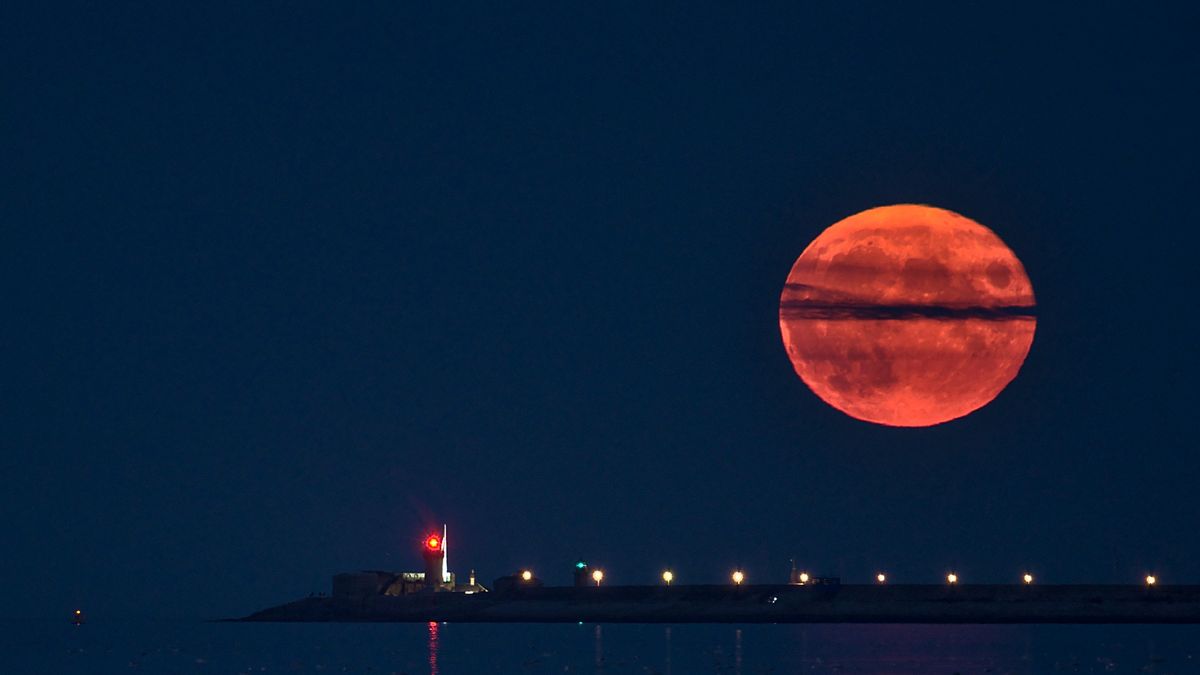 August supermoons rises Tuesday, Aug. 1 with Sturgeon full moon - Space.com