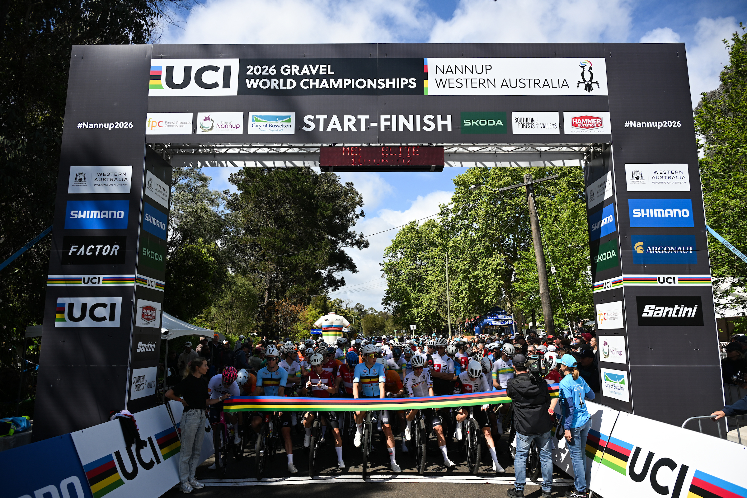 Picture by Zac Williams/SWpix.com - 11/10/2026 - Cycling - 2026 UCI Gravel World Championships - Nannup, Western Australia, Australia - Men&amp;rsquo;s Elite - Riders line up on the start line