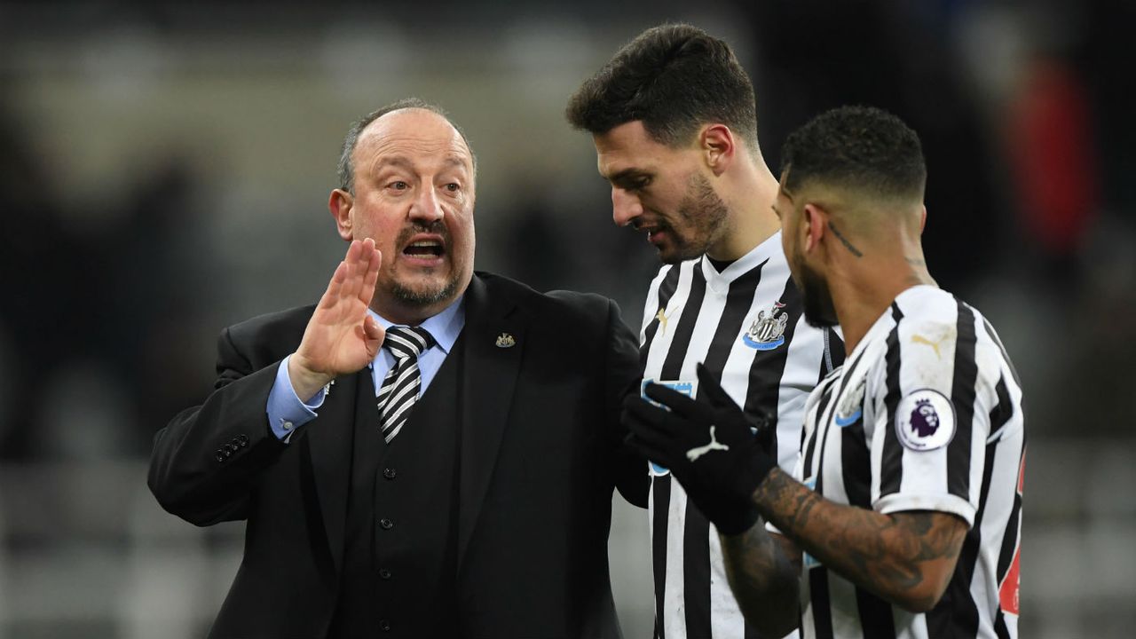 Newcastle manager Rafael Benitez speaks with Fabian Schar and DeAndre Yedlin during the win against Manchester City